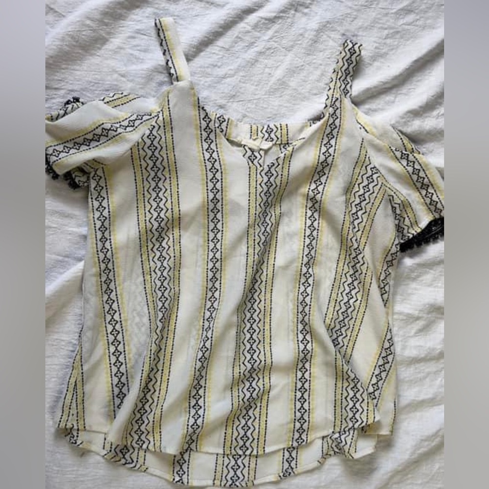 Tank with open shoulder sleeves
